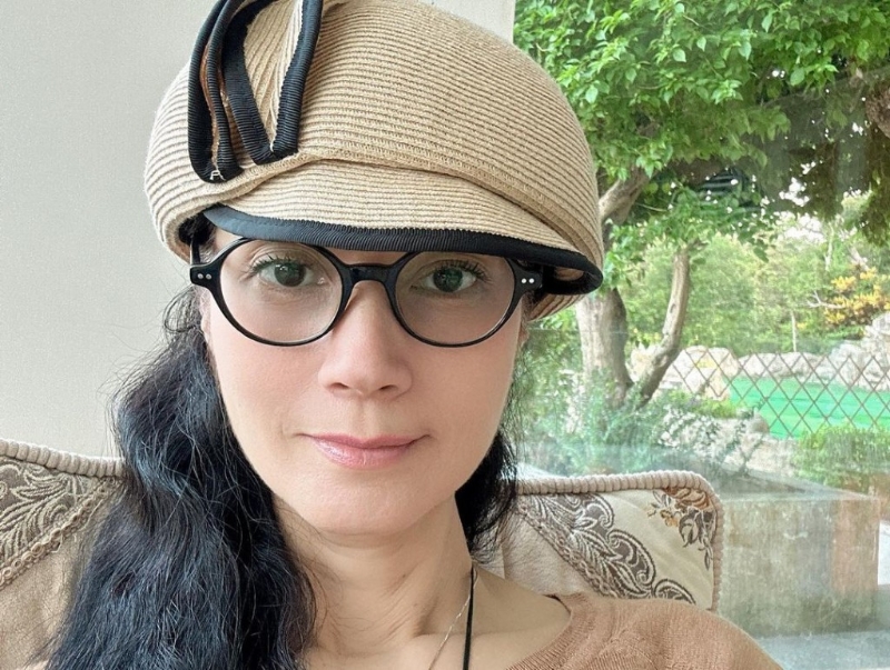 化上淡妆的郑艳丽气色不错，骤眼看竟撞样49岁前港姐郭羡妮！